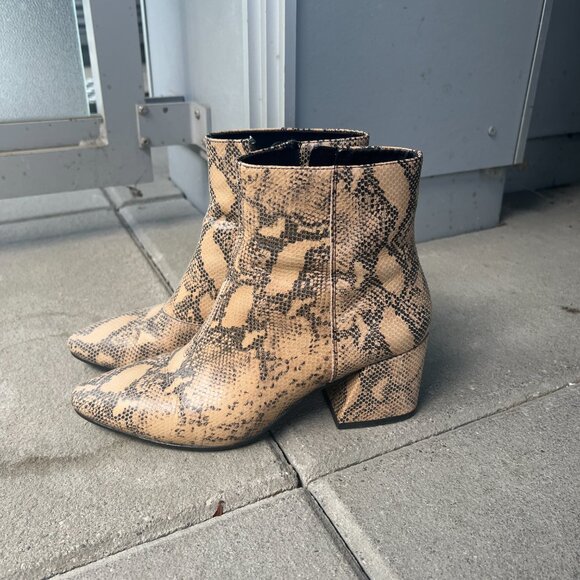 Vagabond Olivia Pointed Mid Heeled Ankle Boots in Natural Snake Leather - Picture 2 of 7